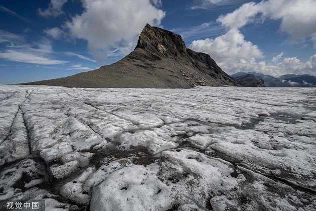 Melt water flows down the Semperhorn glacier next to the Oldenhorn above Les Diablerets in the Swiss Alps on August 6.  Source: Visual China