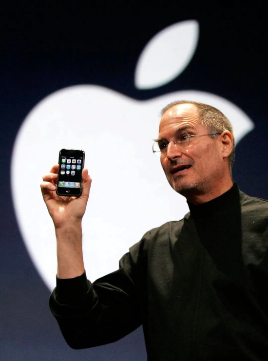 2007 Steve Jobs unveils the first iPhone