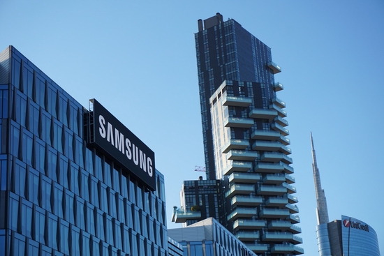 Samsung Electronics' third-quarter net profit fell by 24%. Can Lee Jae-yong "turn positive" to reverse the decline?